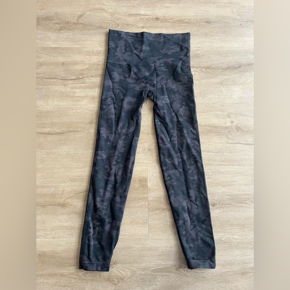 SPANX Look At Me Now Black Camo Seamless Cropped Leggings SZ L - Picture 2 of 5